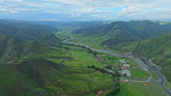 4k航拍│山丘旁的村庄村落河流田地