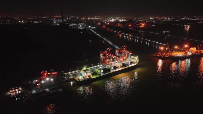 港口码头船卸煤夜景