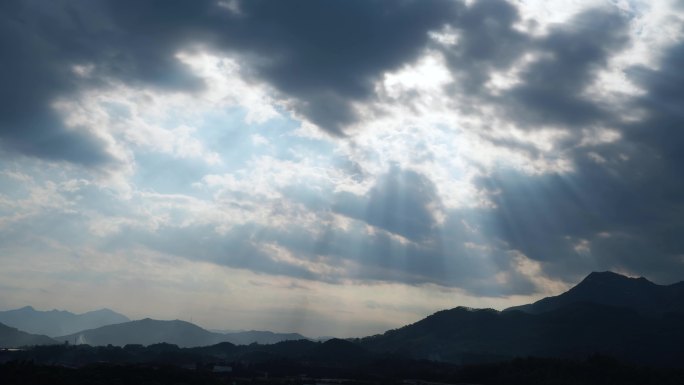 山峰延时天空阳光穿过云朵上帝之光丁达尔光