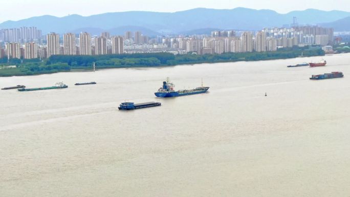 航拍轮船货轮航行长江江边堤岸