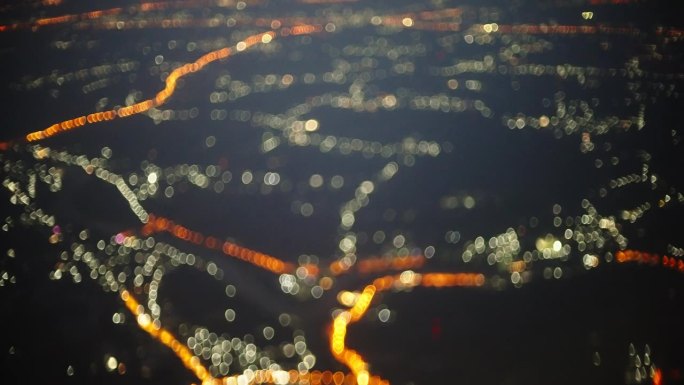 飞机窗景散焦和夜航灯光城市照明