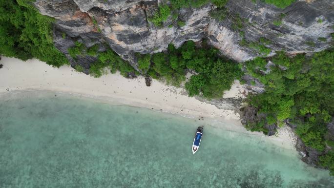 泰国皮皮岛屿海滩游艇自然风光航拍