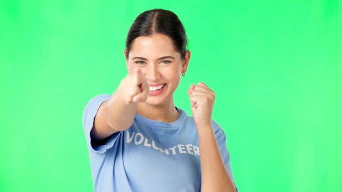 志愿者女士，绿屏并指着你进行招募，欢迎或服务在模拟中鼓掌。女孩，志愿者的模型和兴奋的脸与拳头庆祝在工