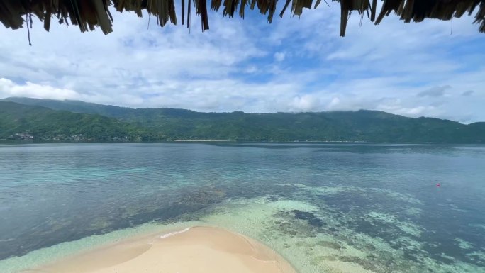 在加勒比海的一个天堂岛上，从阳台上俯瞰，阳台上有椰子树的屋顶