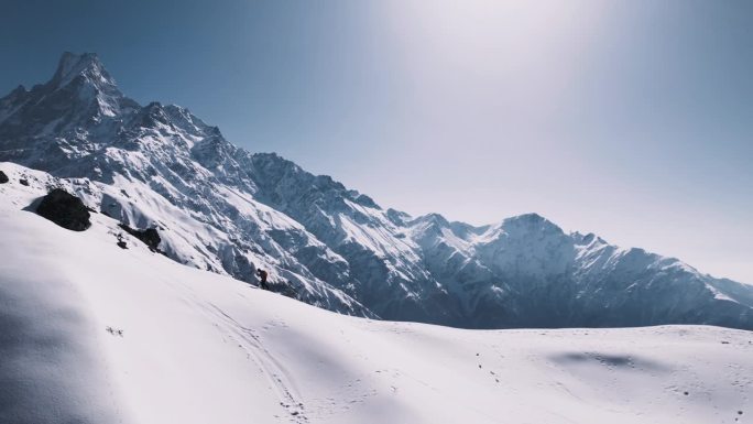 尼泊尔的一座雄伟的山，山顶覆盖着闪闪发光的雪