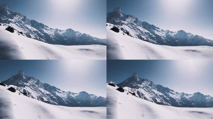 尼泊尔的一座雄伟的山，山顶覆盖着闪闪发光的雪