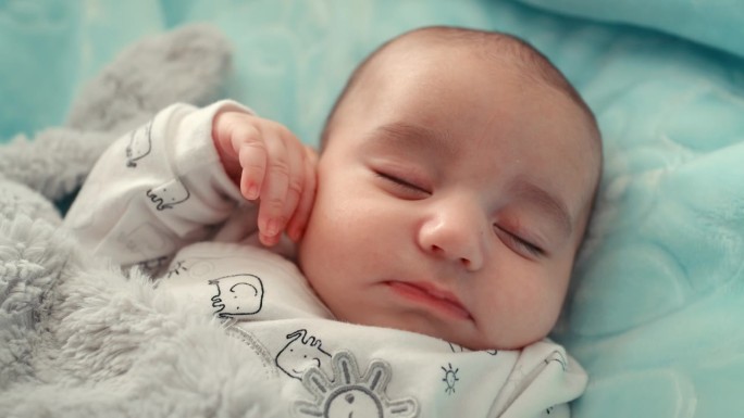 宝宝，睡觉和床上的安宁，休息和新生儿在家里的早晨。卧室，疲倦和睡眠的一个年幼的孩子感觉平静和困倦与梦