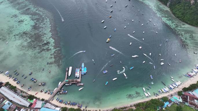 泰国大皮皮岛屿繁忙的海岸自然风光航拍