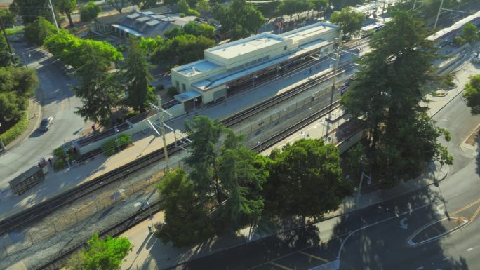 无人机POV捕捉到帕洛阿尔托火车站的全景，电影般的扫描。