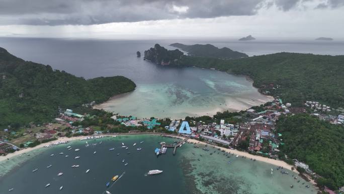 泰国大皮皮岛屿繁忙的海岸自然风光航拍