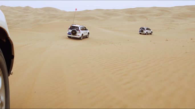 沙山横穿沙漠越野车辆行驶在沙漠中