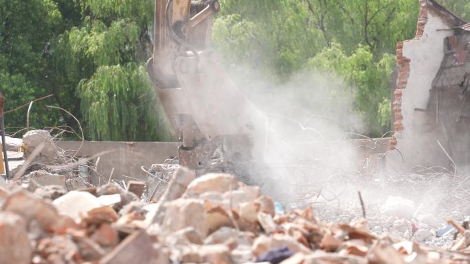挖掘机在拆除建筑垃圾