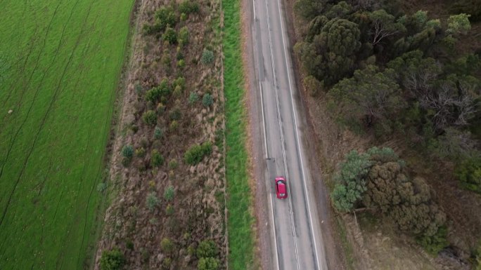 红色轿车在高速公路上行驶的鸟瞰图