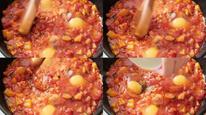 土耳其早餐食谱一步一步介绍。鸡蛋放入番茄，黄椒，大蒜，欧芹，香料和香草的酱汁中。