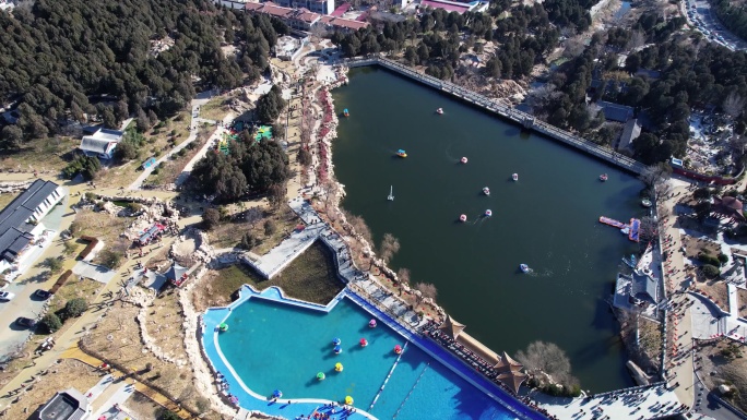鸟瞰湖面上的玩具游艇水上公园