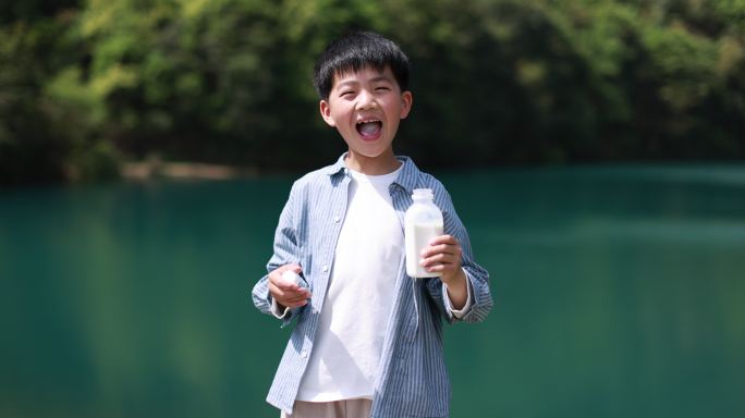 中国小男孩在户外喝有机牛奶