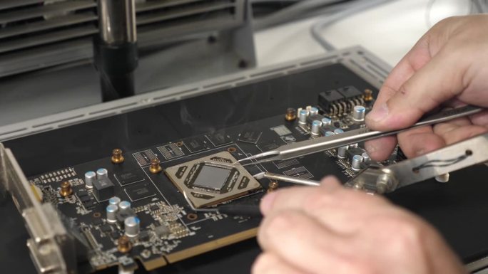 使用红外焊锡站对GPU芯片进行拆焊的过程。计算机设备的维护和维修。