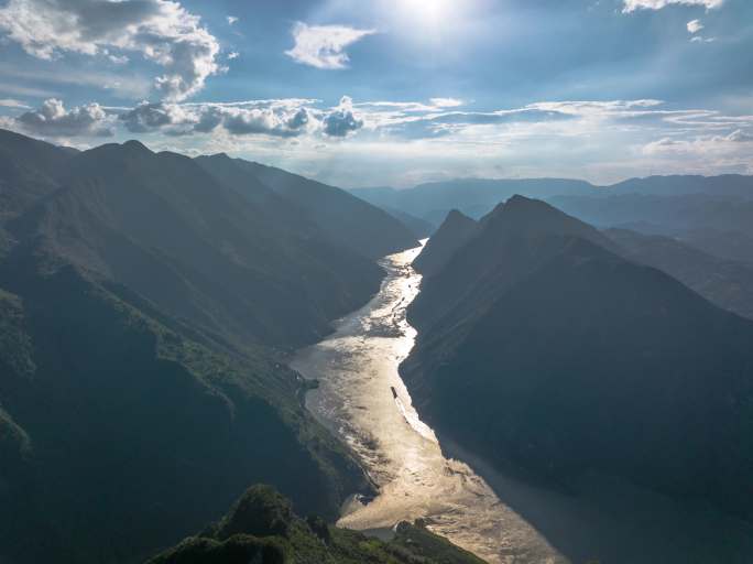 蓝天白云金色三峡巫峡口 巴东