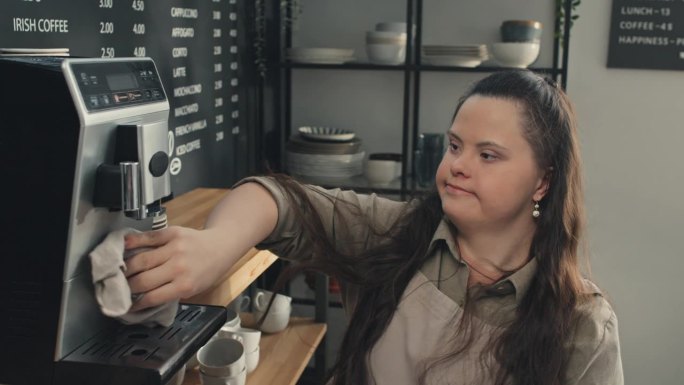 残疾妇女在清洗咖啡机