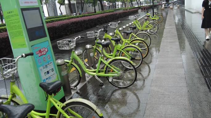 城市下雨雨季实拍交通