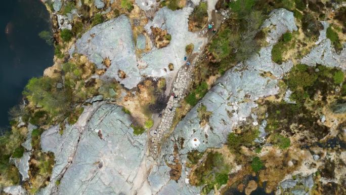4K无人机拍摄的通往挪威吕瑟峡湾讲坛岩的路径视频。