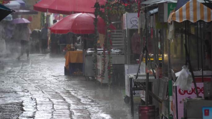 暴雨中的古渔村巷道