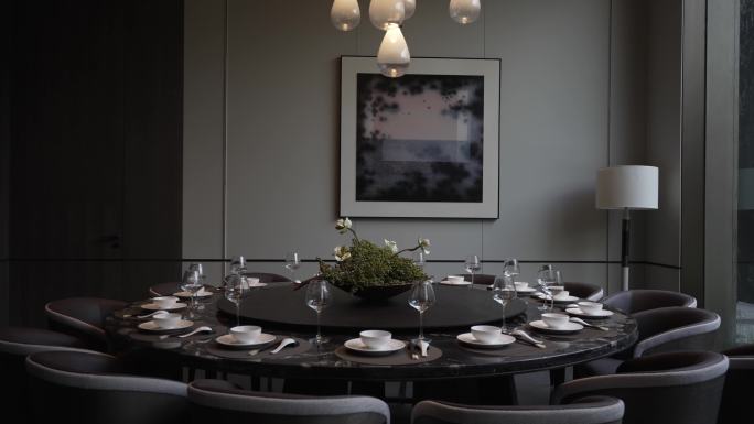 新中式餐厅圆桌餐桌和餐具
