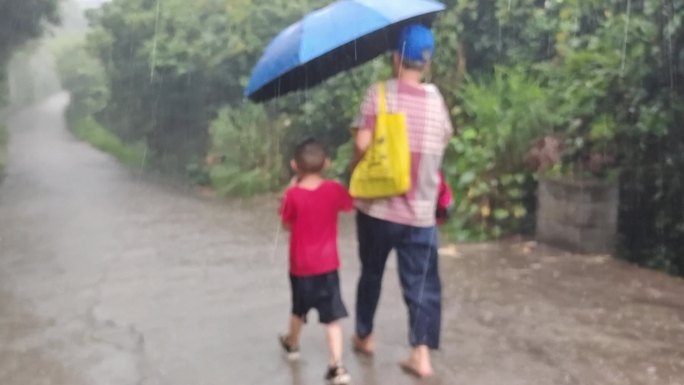 奶奶送学生上学送学生雨中行走的小孩学生