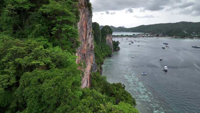 泰国皮皮岛屿海滨快艇自然风光航拍