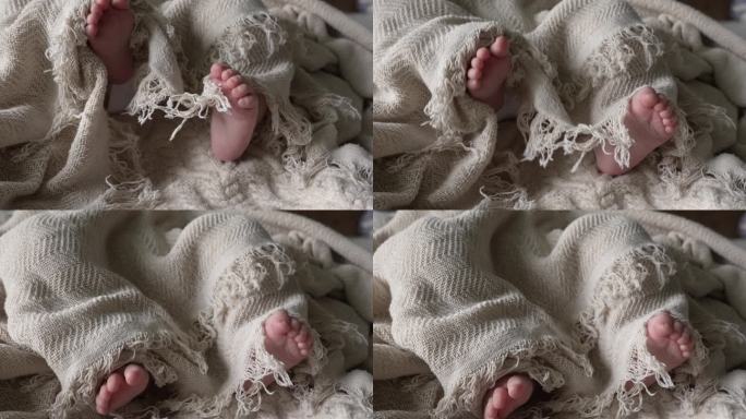 毯子下新生婴儿的小脚