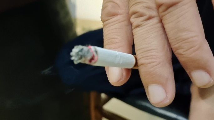 抽烟香烟男子抽烟的手手拿香烟拿香烟的手