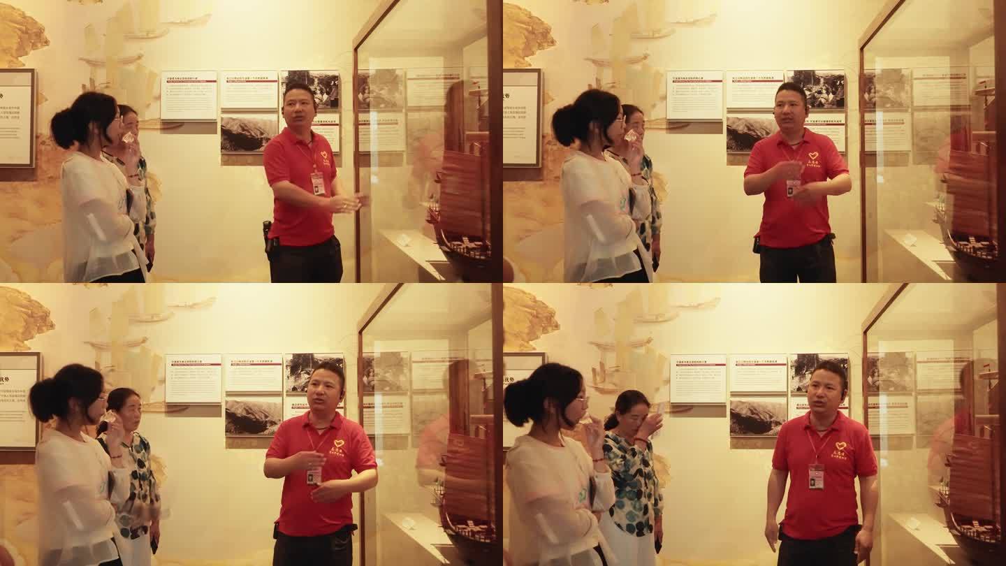 导游在博物馆内讲解