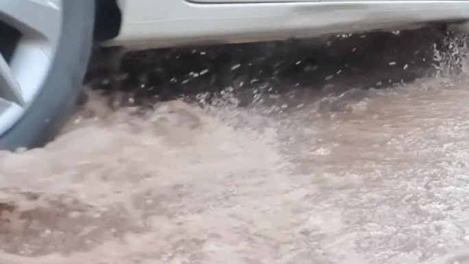 积水路段 慢动作 汽车开过水坑汽通过倒影