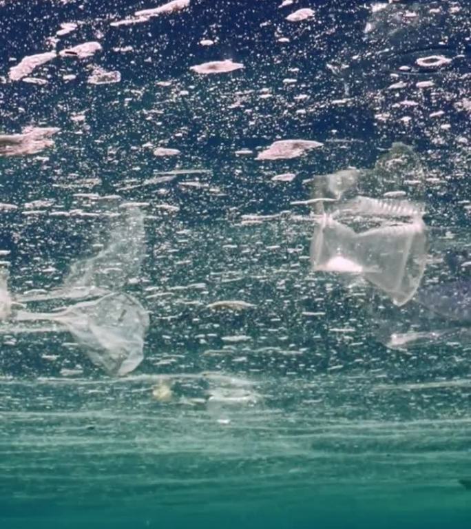 阳光下海洋表面的塑料浮在油脂层上