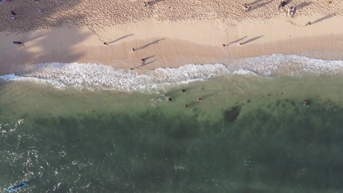无人机拍摄的印尼海滩假日。