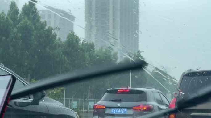 下雨天行车车窗视角雨刷器慢动作