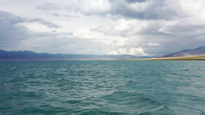 新疆博尔塔拉赛里木湖月亮湾博尔汗山亲水滩
