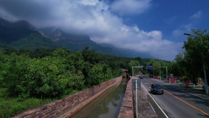 山脚下渠水和公路并行