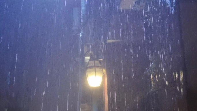 雨夜街灯伤感的雨夜视频街道大雨 大雨雨丝