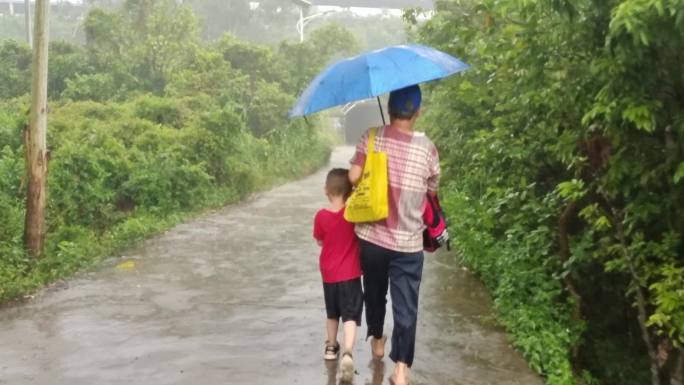 雨中接送学生上下学雨中学生母亲为我打伞