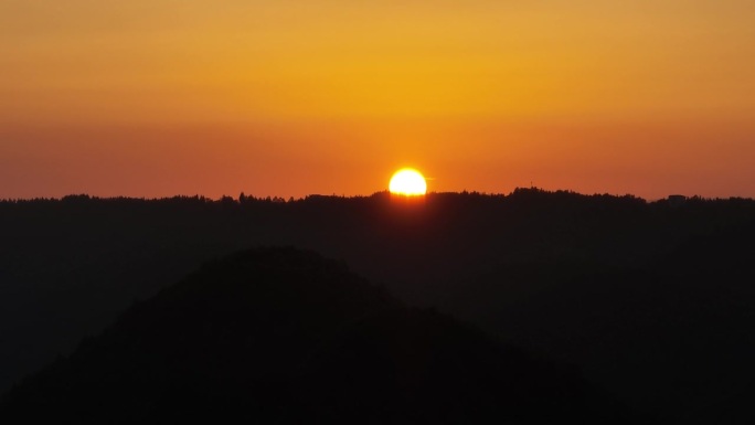 清晨的山日出太阳黄色黑色