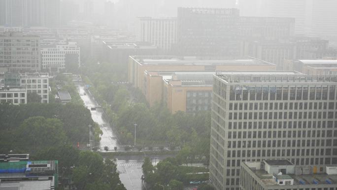 下雨天的街道马路