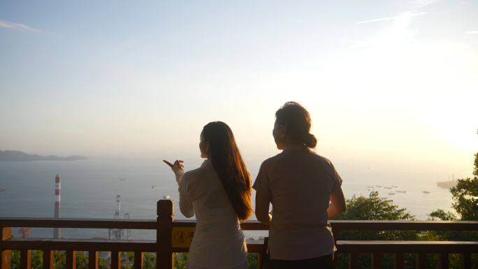 夕阳下母女二人看风景