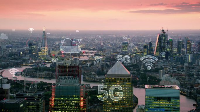 通过5G连接的未来城市。伦敦的高科技远景。无线网络、移动技术概念、数据通信、云计算、人工智能、物联网