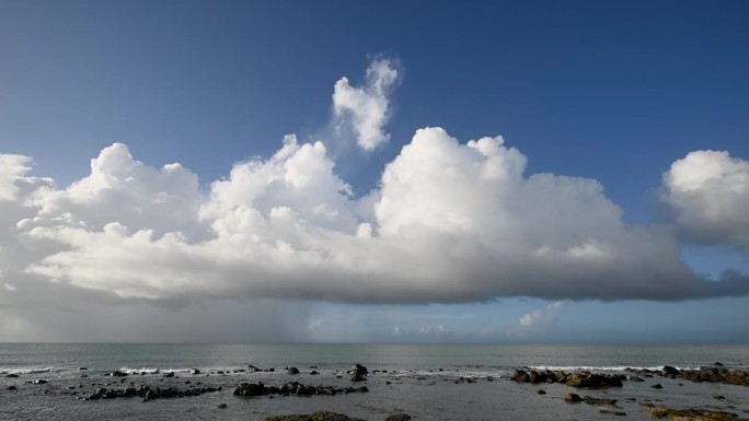 台风来之前，海边被变幻的云覆盖着。
