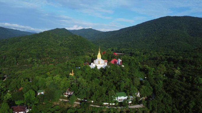 社区和农田鸟瞰图，背景为山地景观。