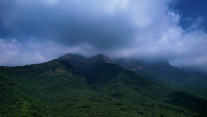 雨后云气蒸腾的大山航拍