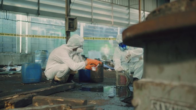 科学家在受感染的工厂区域采集有害生物样本。一组科学家在防护工作服的探索和取样分析。