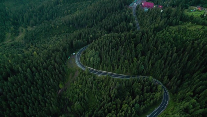 空中无人机拍摄的蜿蜒穿过森林的山路