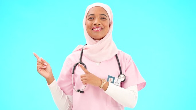 女医生指着隔离在蓝色背景上的医疗保健演示或产品植入空间的模型。护士或医学穆斯林的笑脸展示广告模拟在演